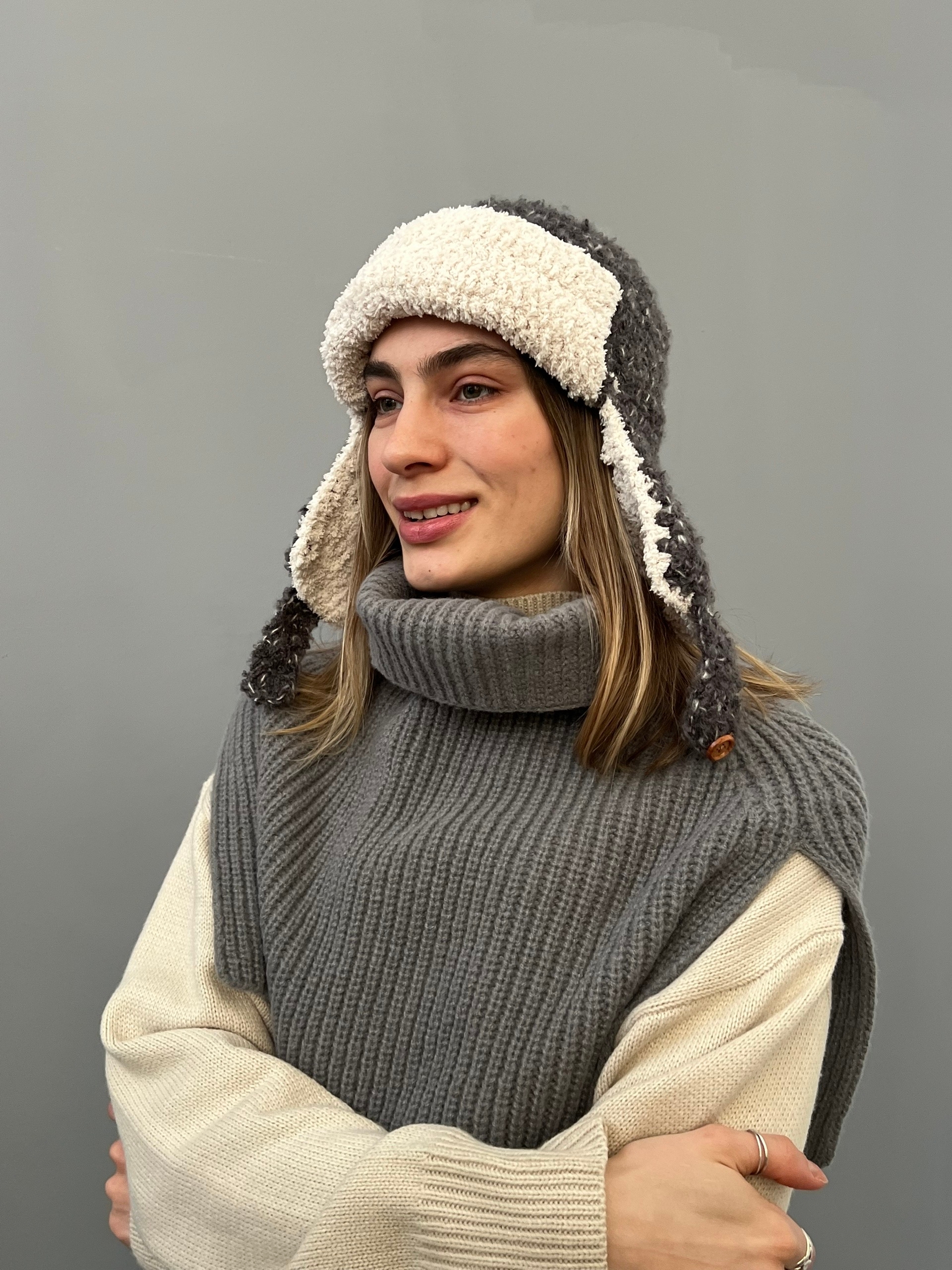 Шапка ушанка крупная вязка двуцветная