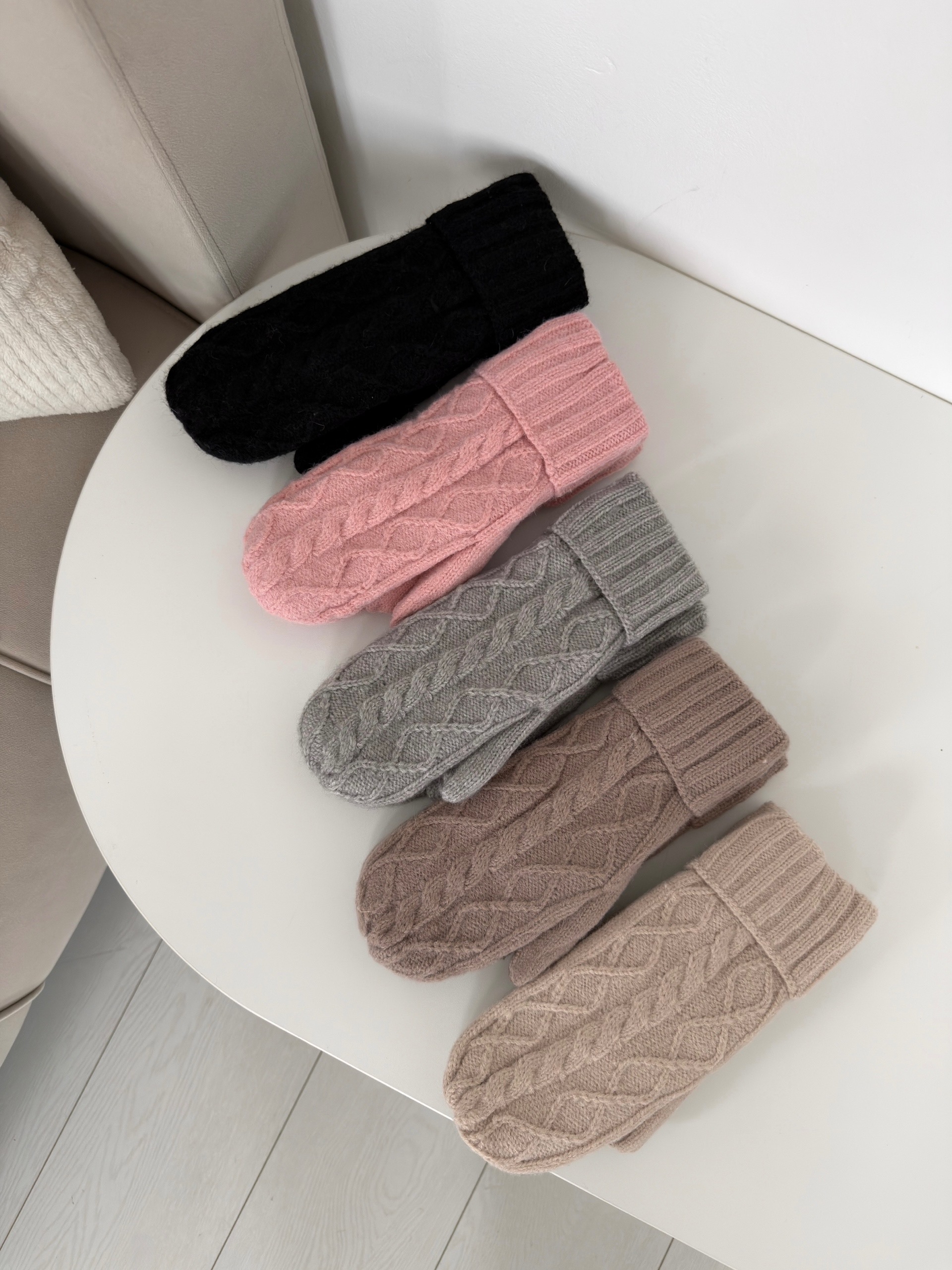 Варежки MapleLeaf узор подворот