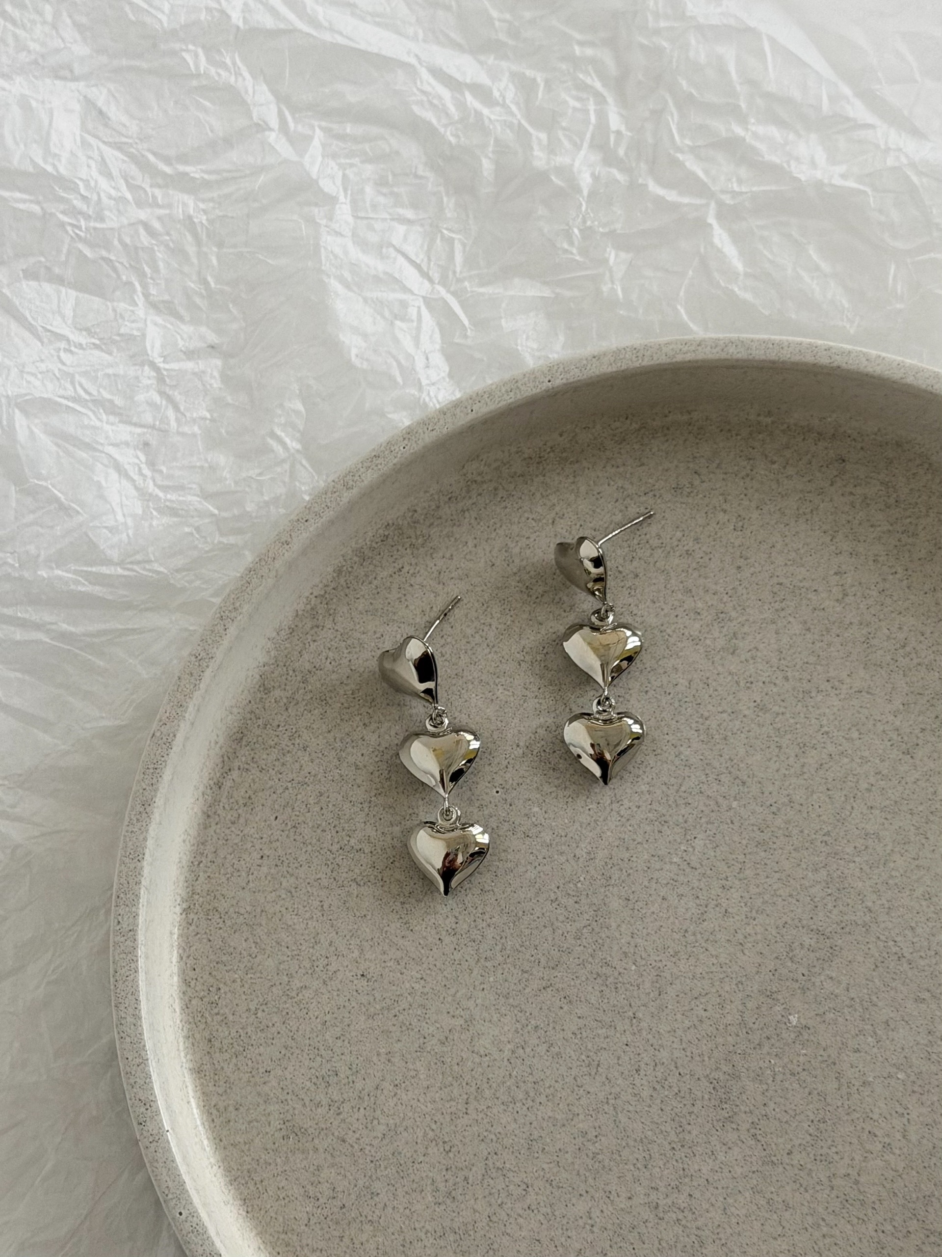 Серьги сердечки висят