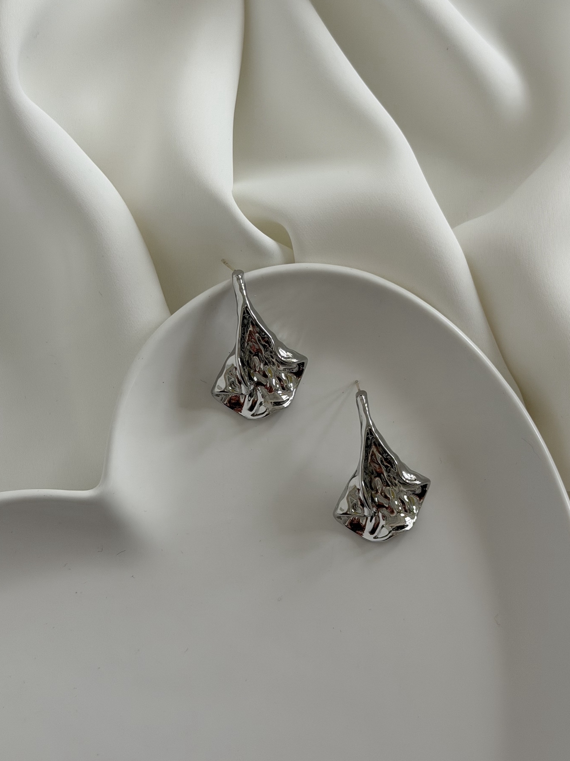 Серьги металл цветок перевернут мятый