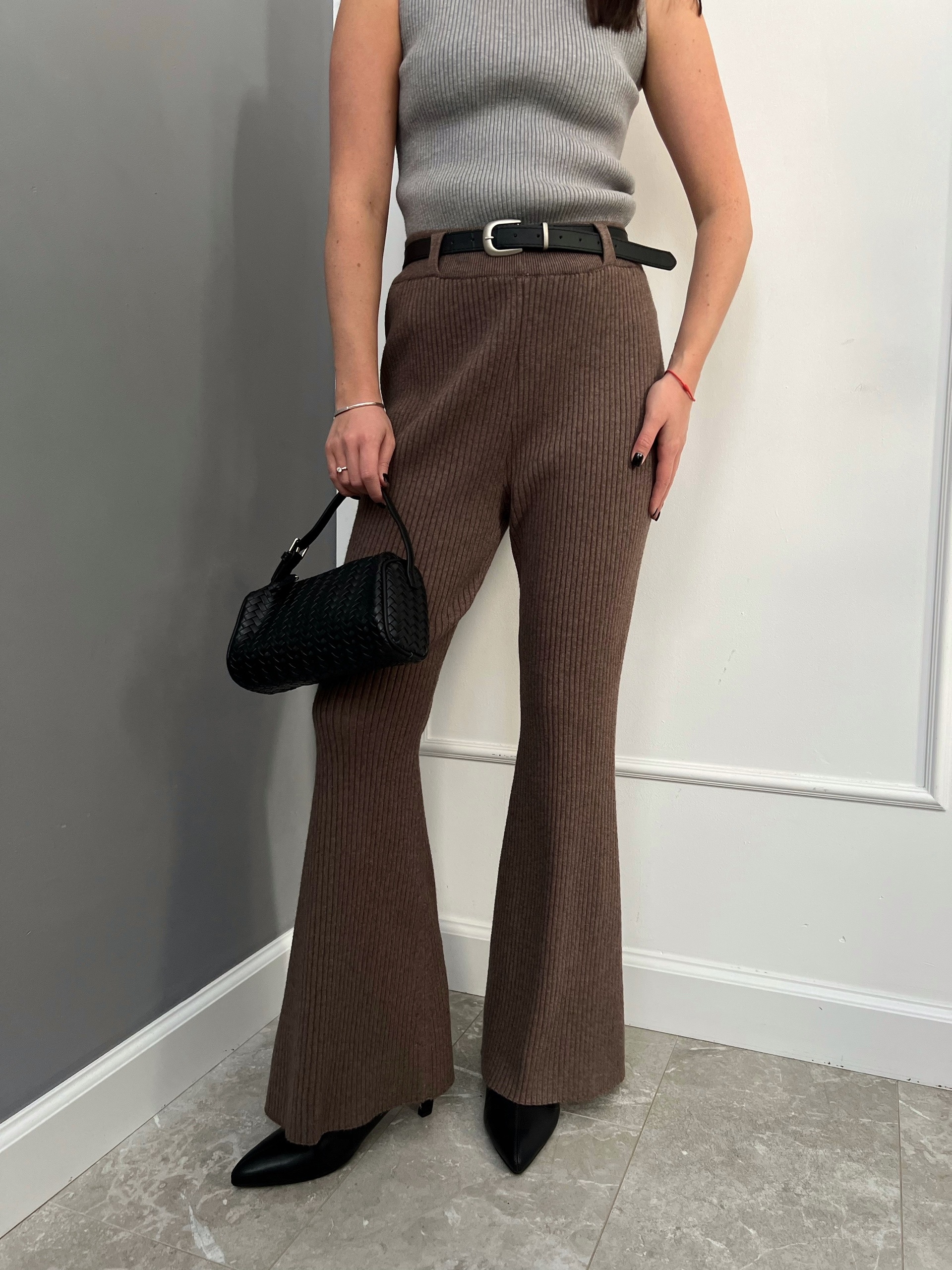 Брюки клеш U с ремнем в рубчик