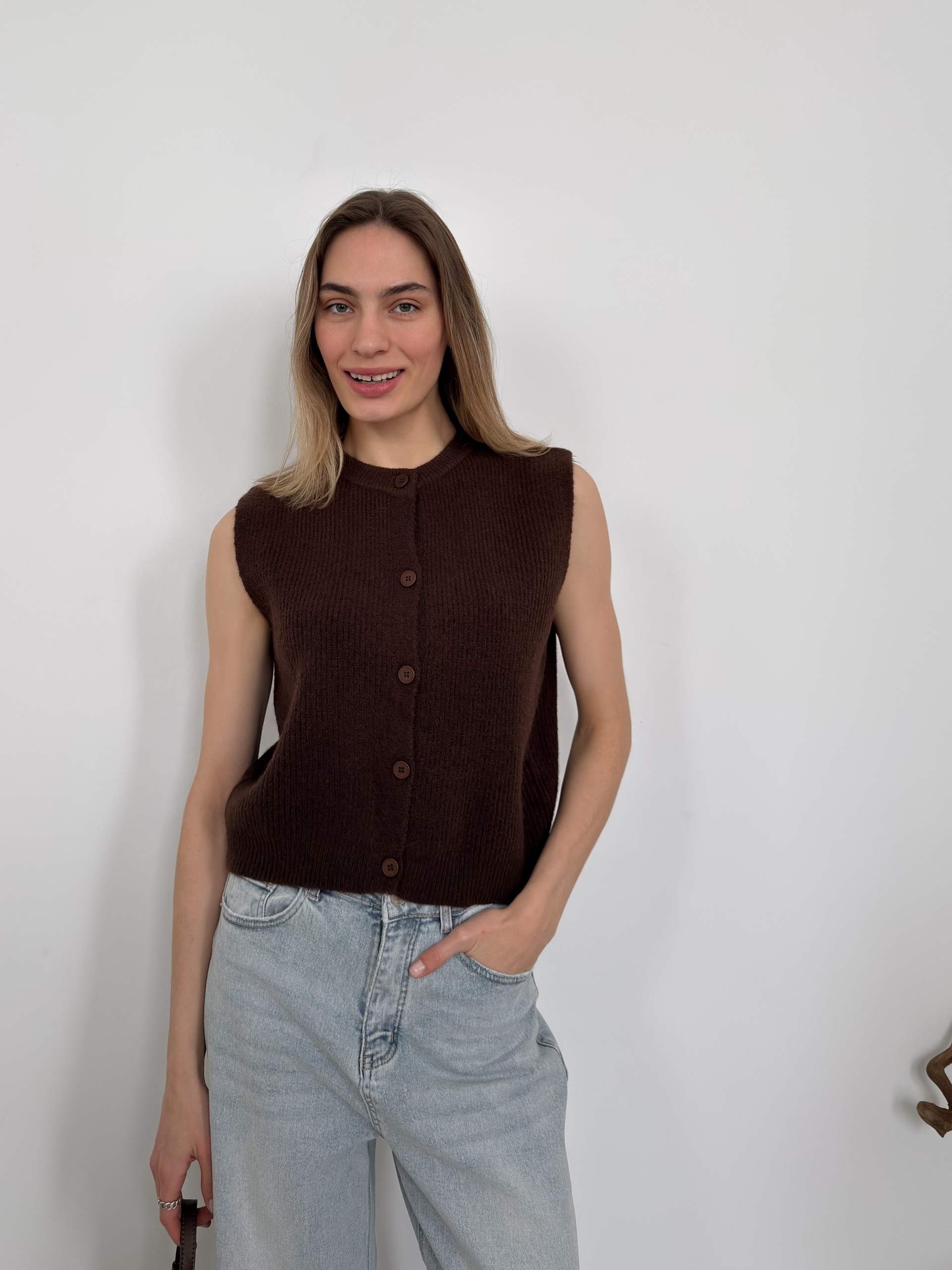 Жилетка вязаная на пуговках