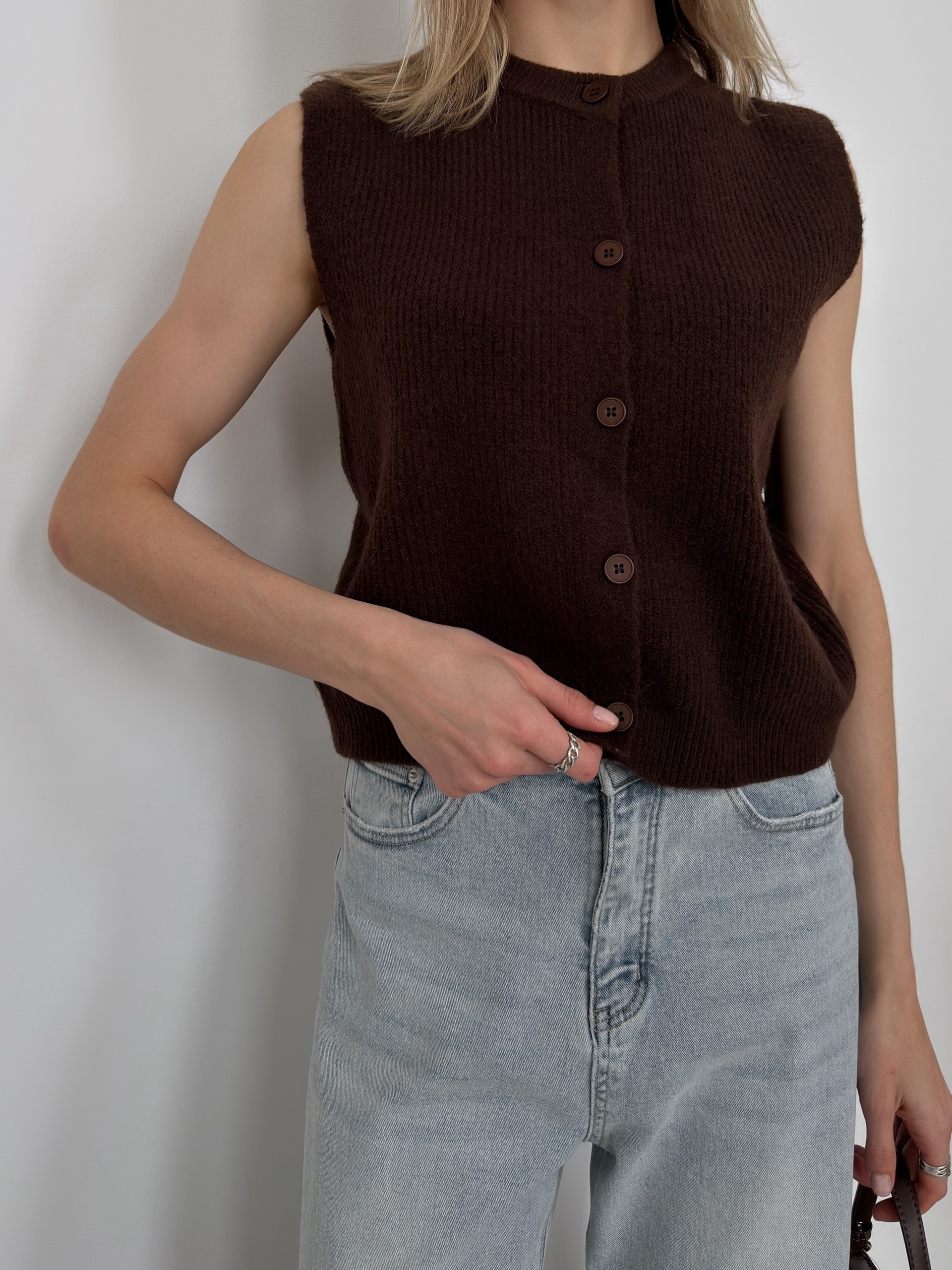 Жилетка вязаная на пуговках