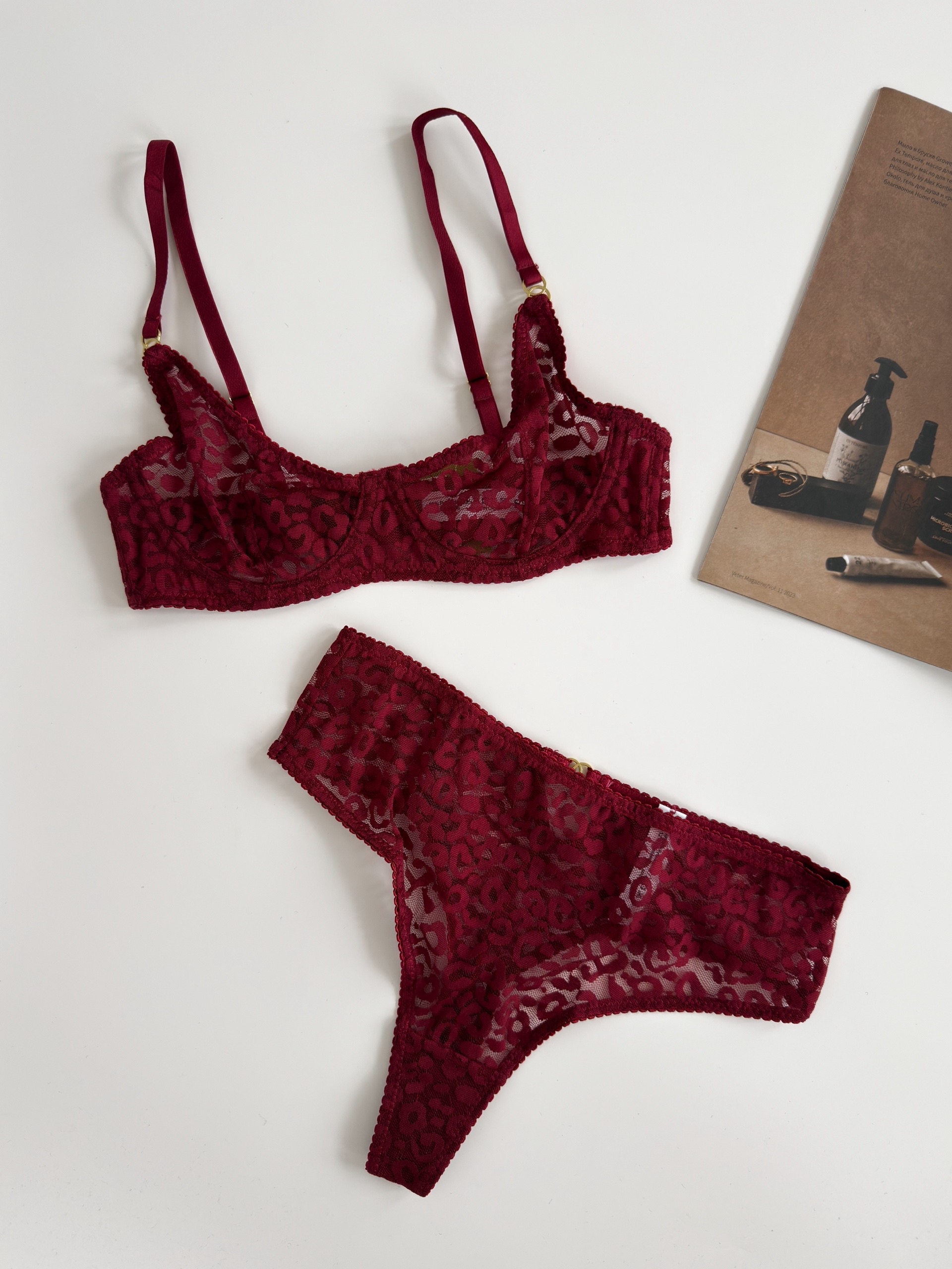 Комплект бюстгалтер + трусы-стринги  кружево