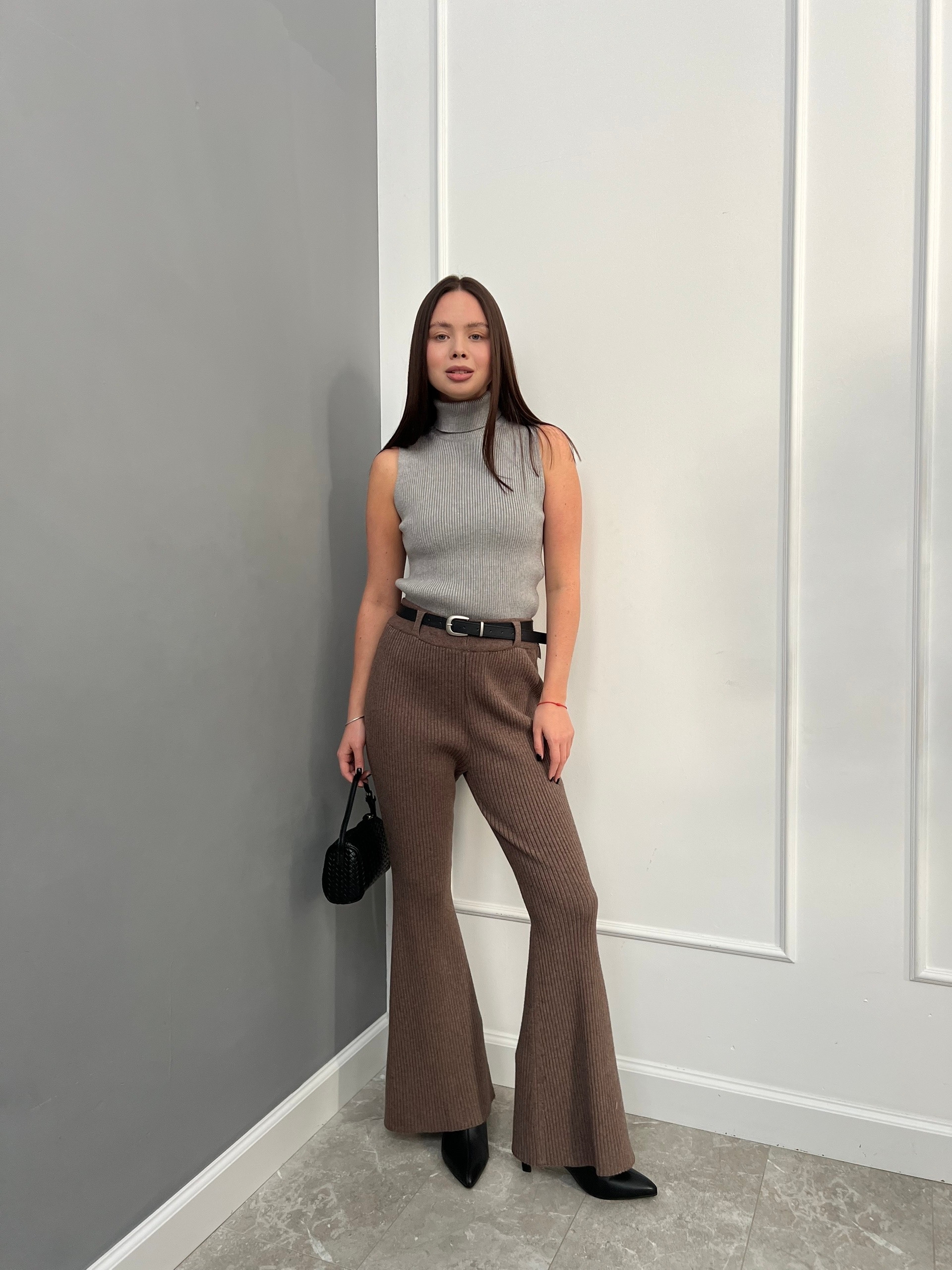 Брюки клеш U с ремнем в рубчик