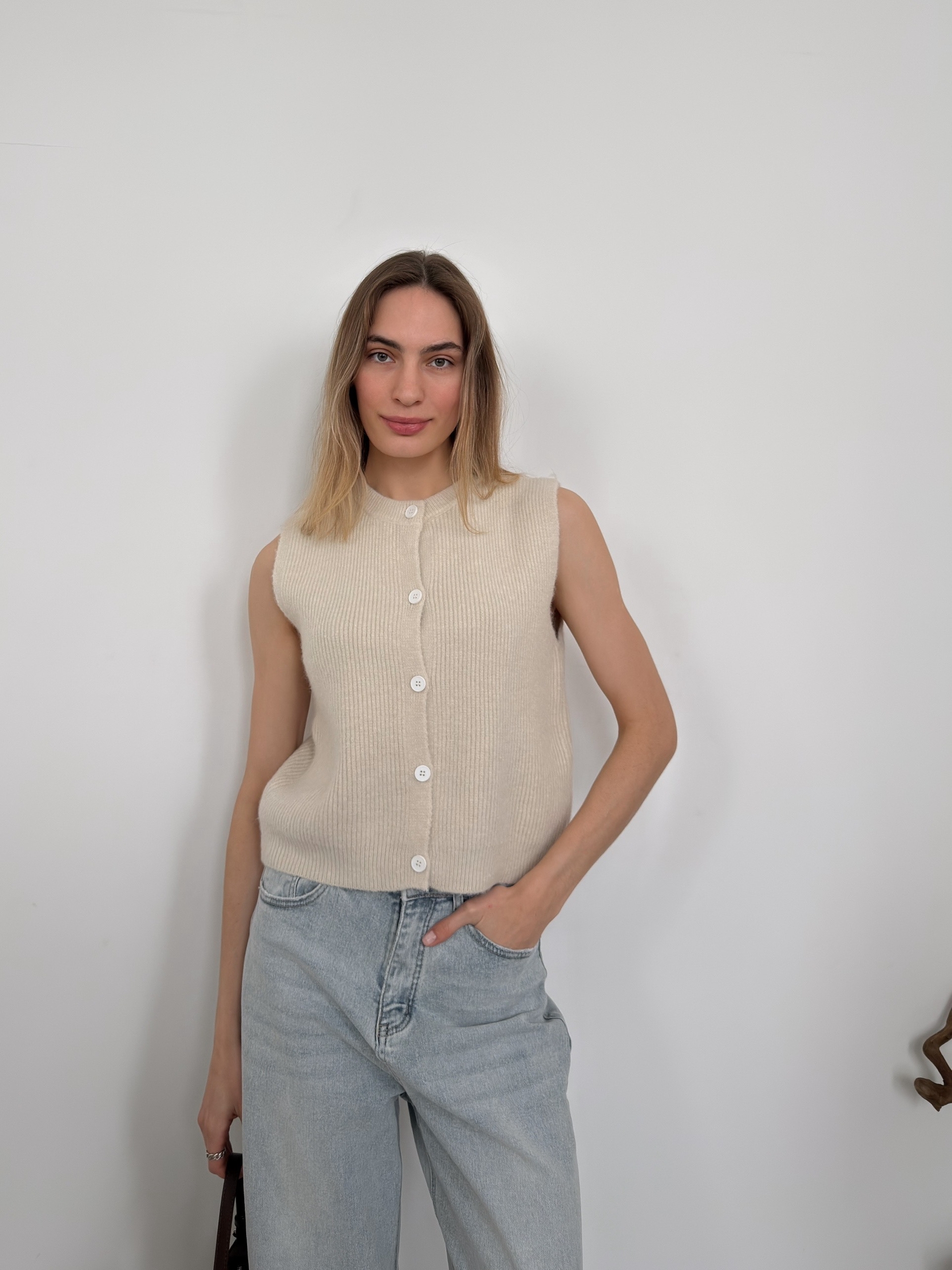 Жилетка вязаная на пуговках