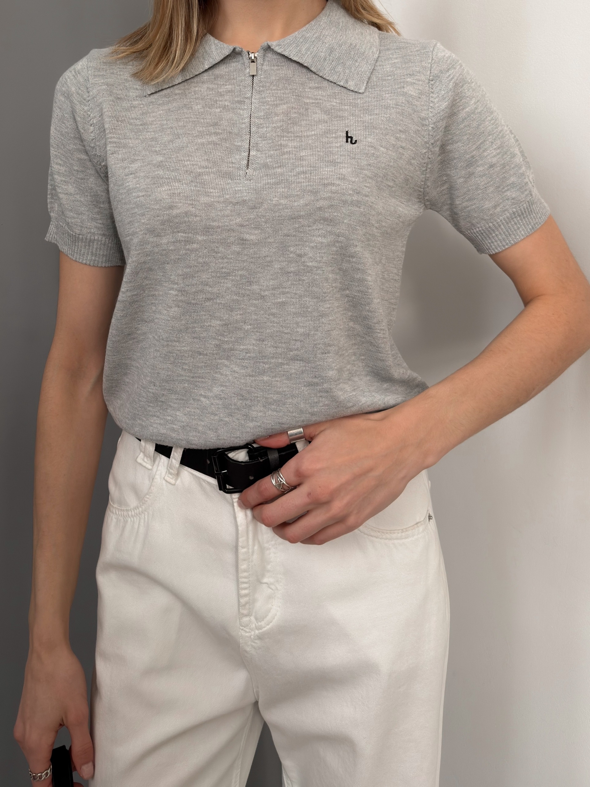 Поло трикотаж на замке буква h