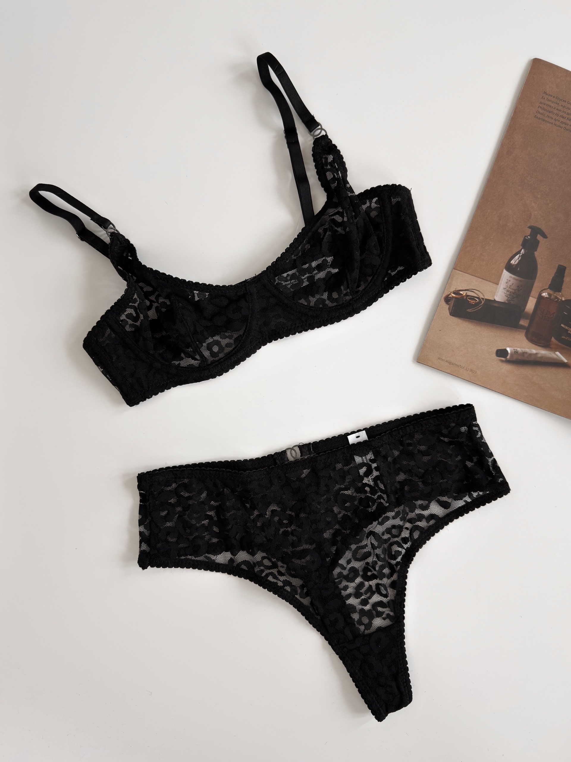 Комплект бюстгалтер + трусы-стринги  кружево