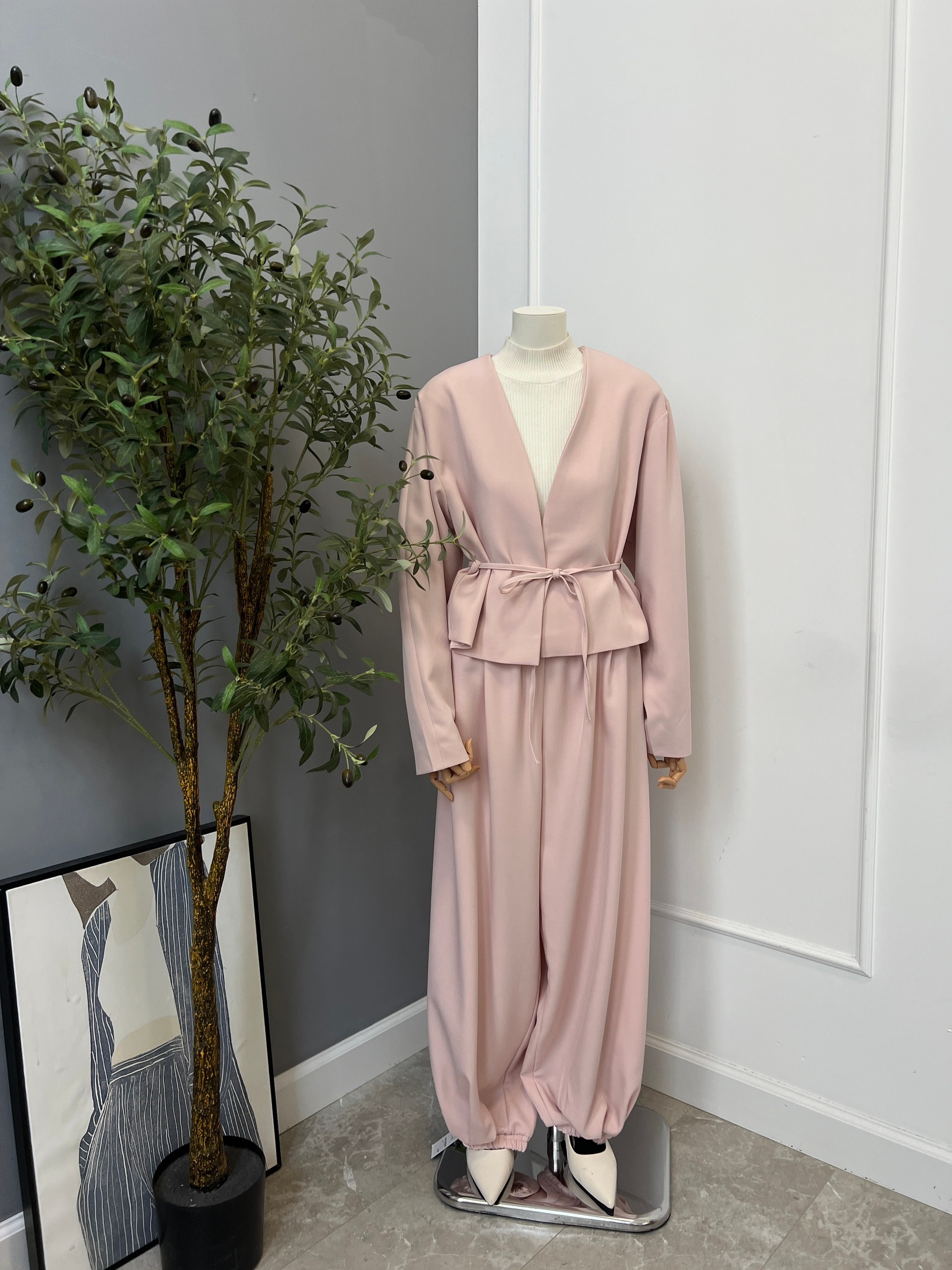 Костюм The Vibe жакет с пояском+брюки