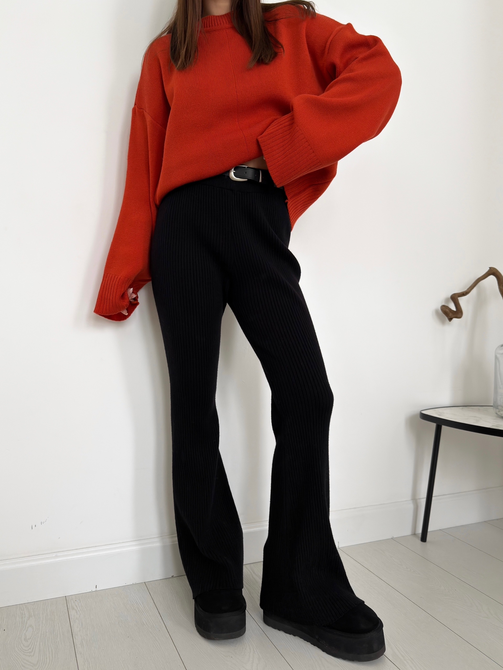 Брюки клеш U с ремнем в рубчик