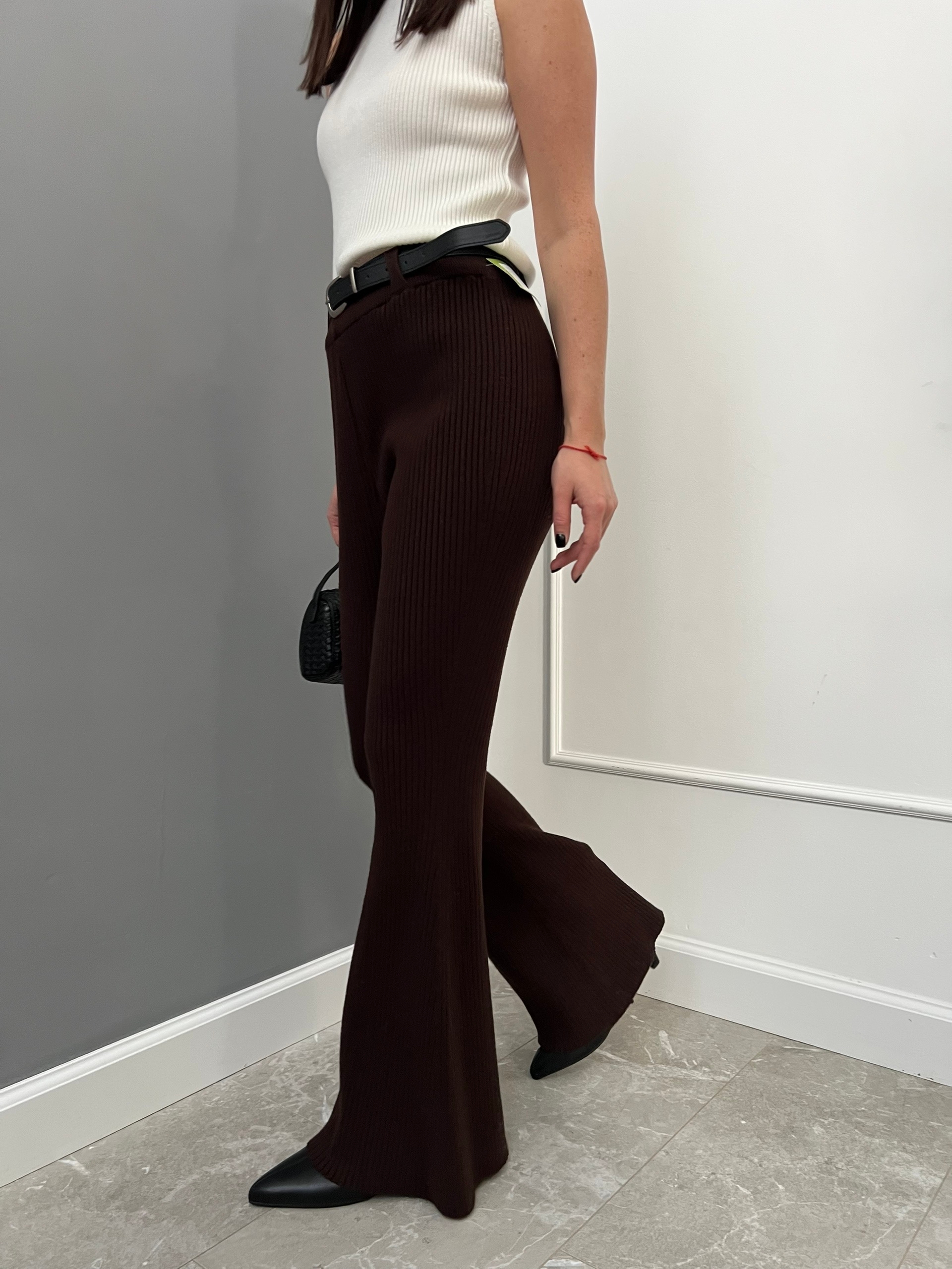 Брюки клеш U с ремнем в рубчик