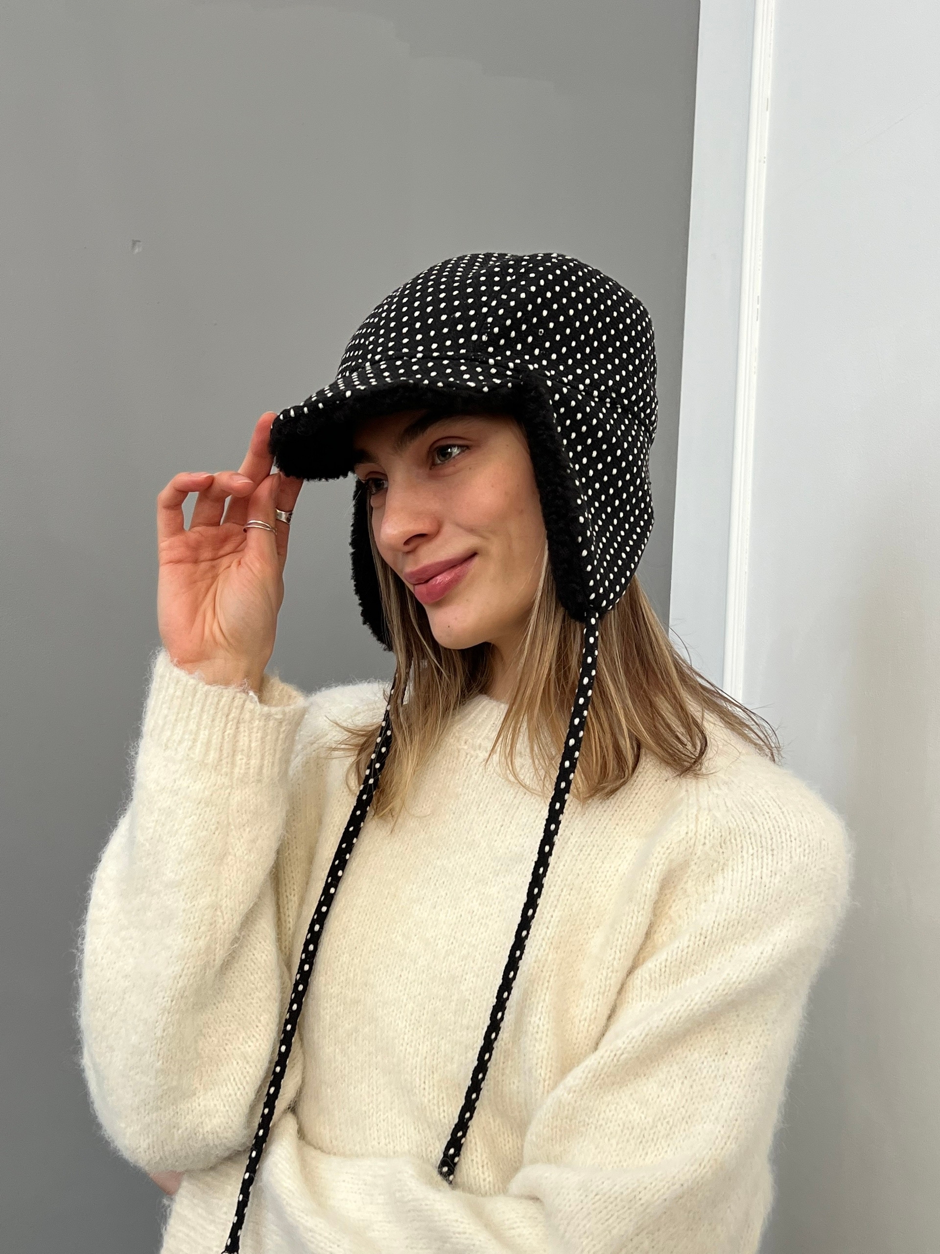 шапка ушанка в горошек на завязках