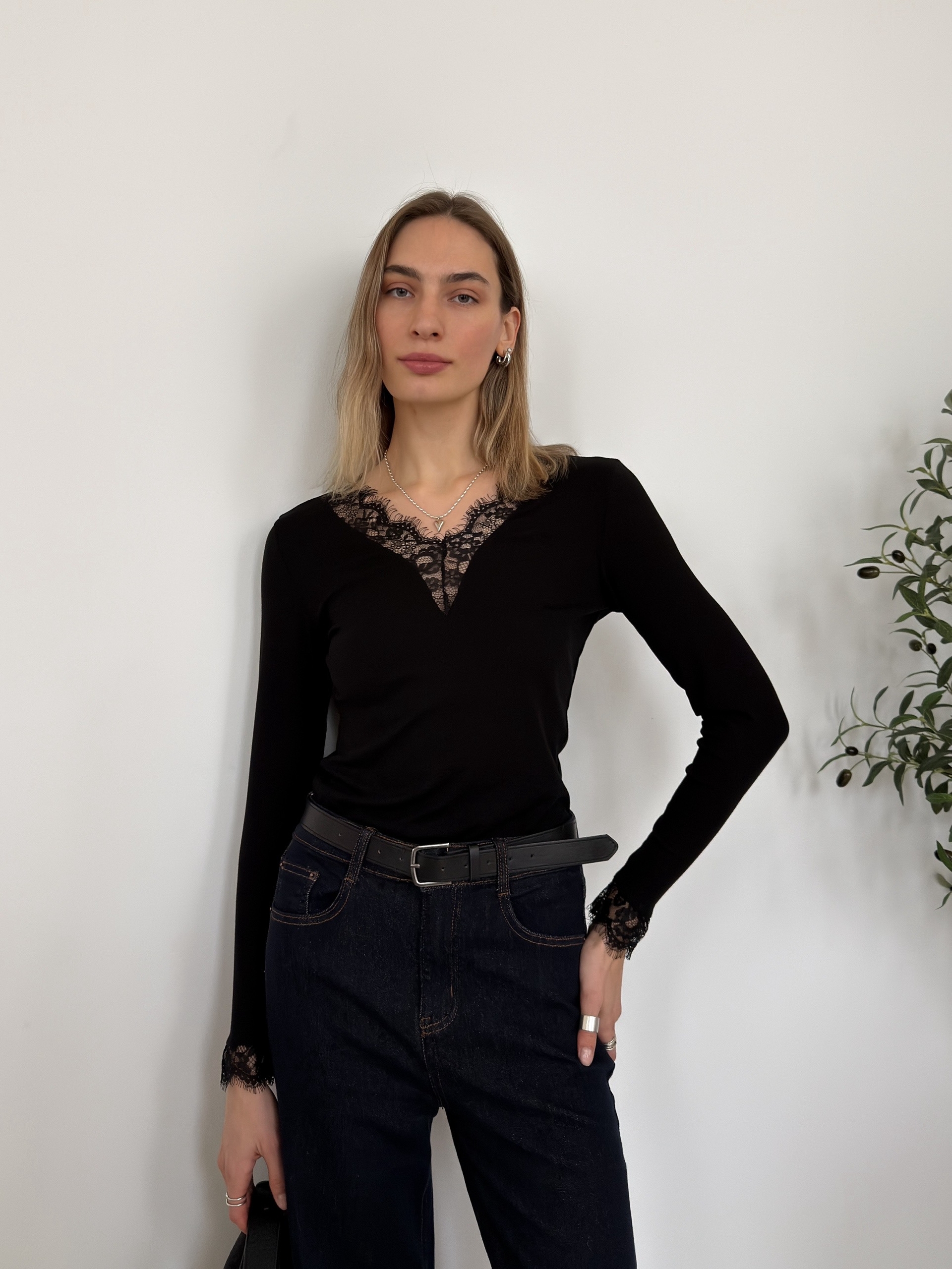 Лонгслив ED 206 кружево вырез V