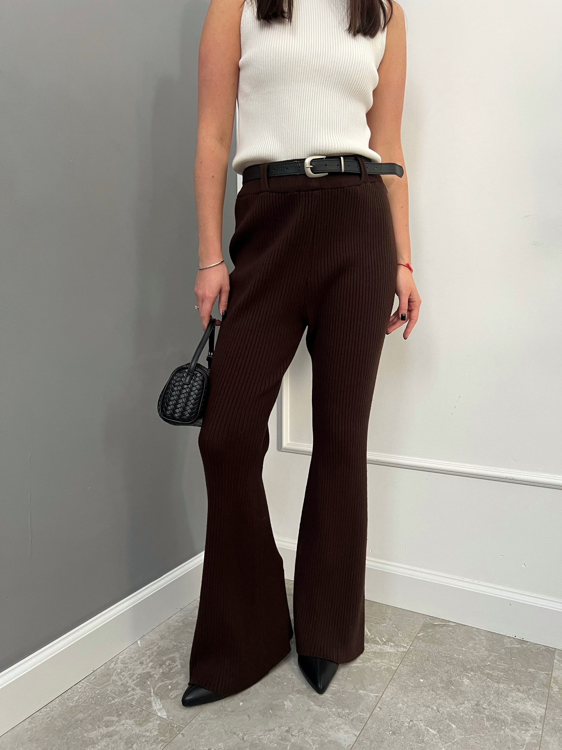 Брюки клеш U с ремнем в рубчик