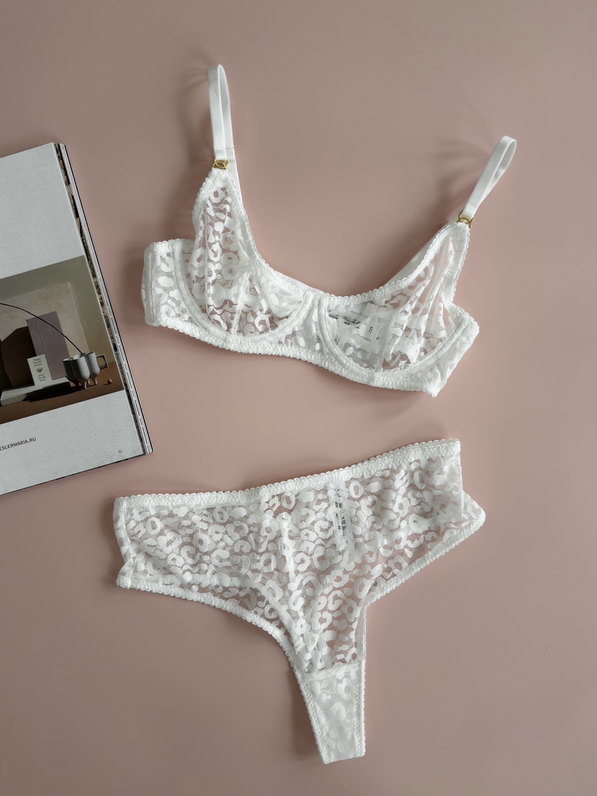 Комплект бюстгалтер + трусы-стринги  кружево