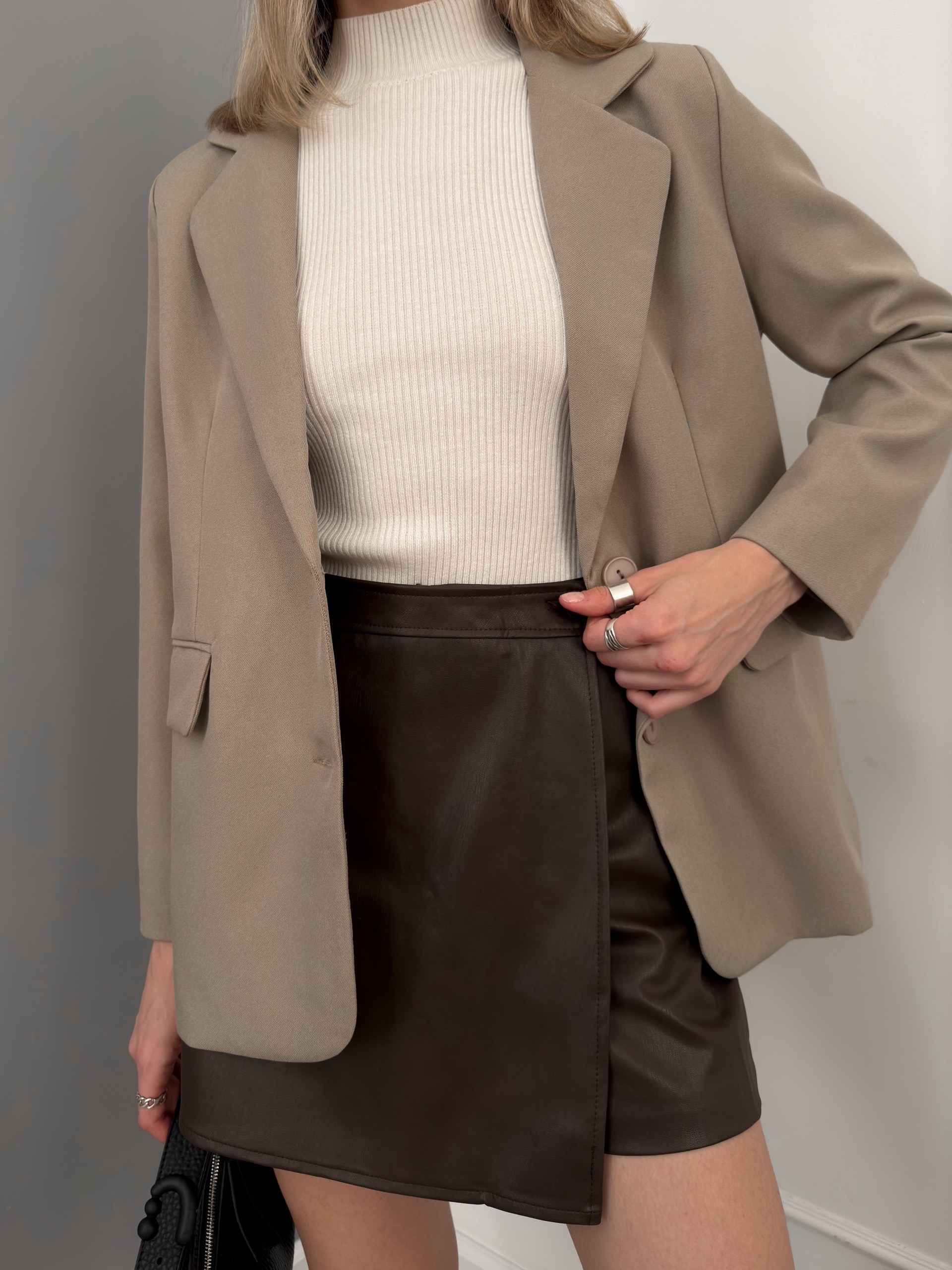 Жакет Amor две пуговицы с карманами