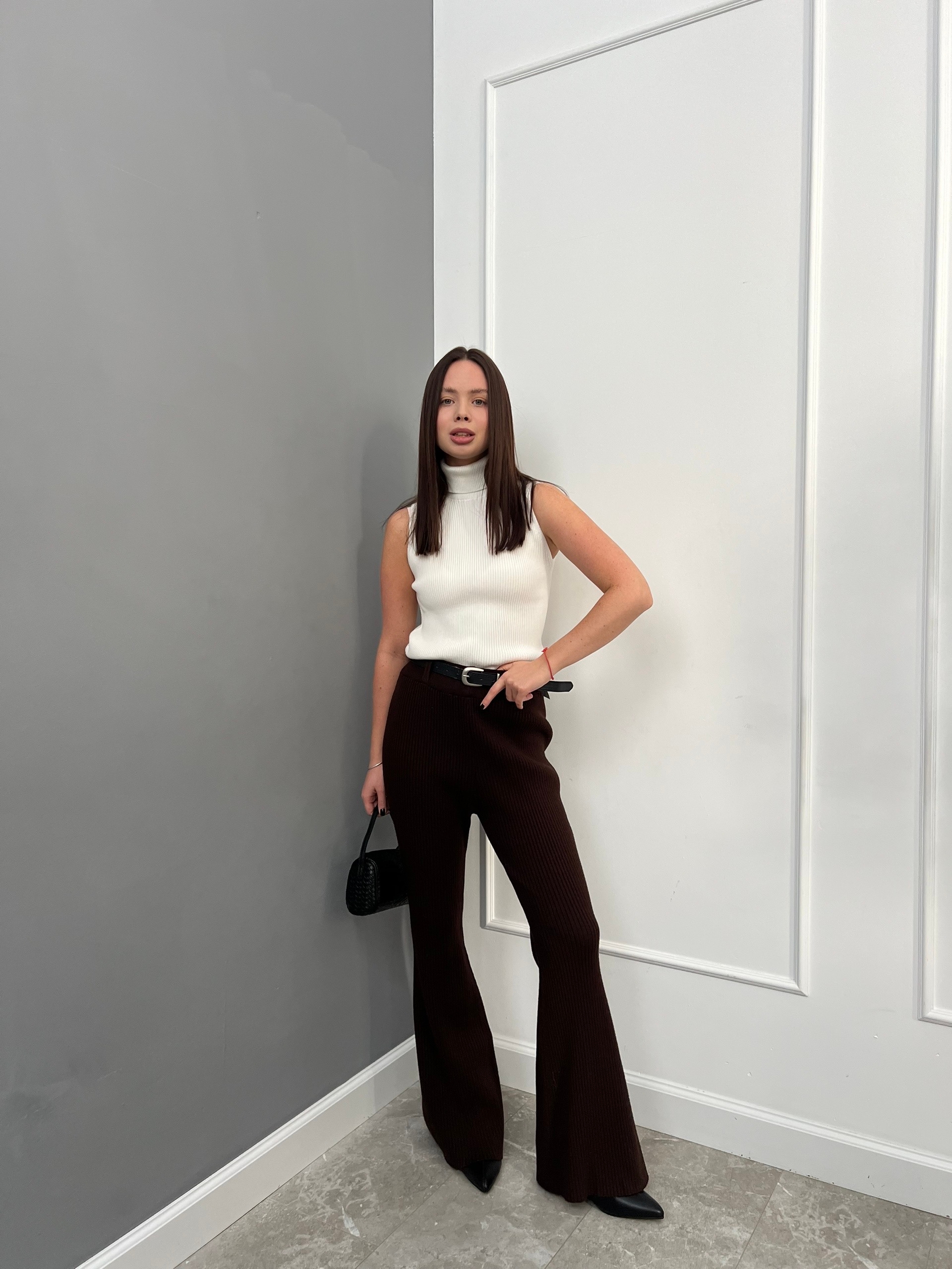 Брюки клеш U с ремнем в рубчик