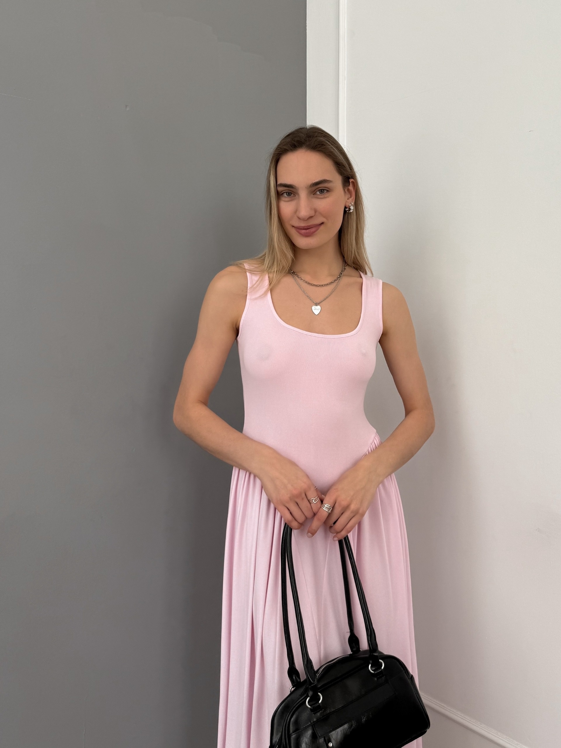 Платье Shes без рукавов сборки у юбки миди