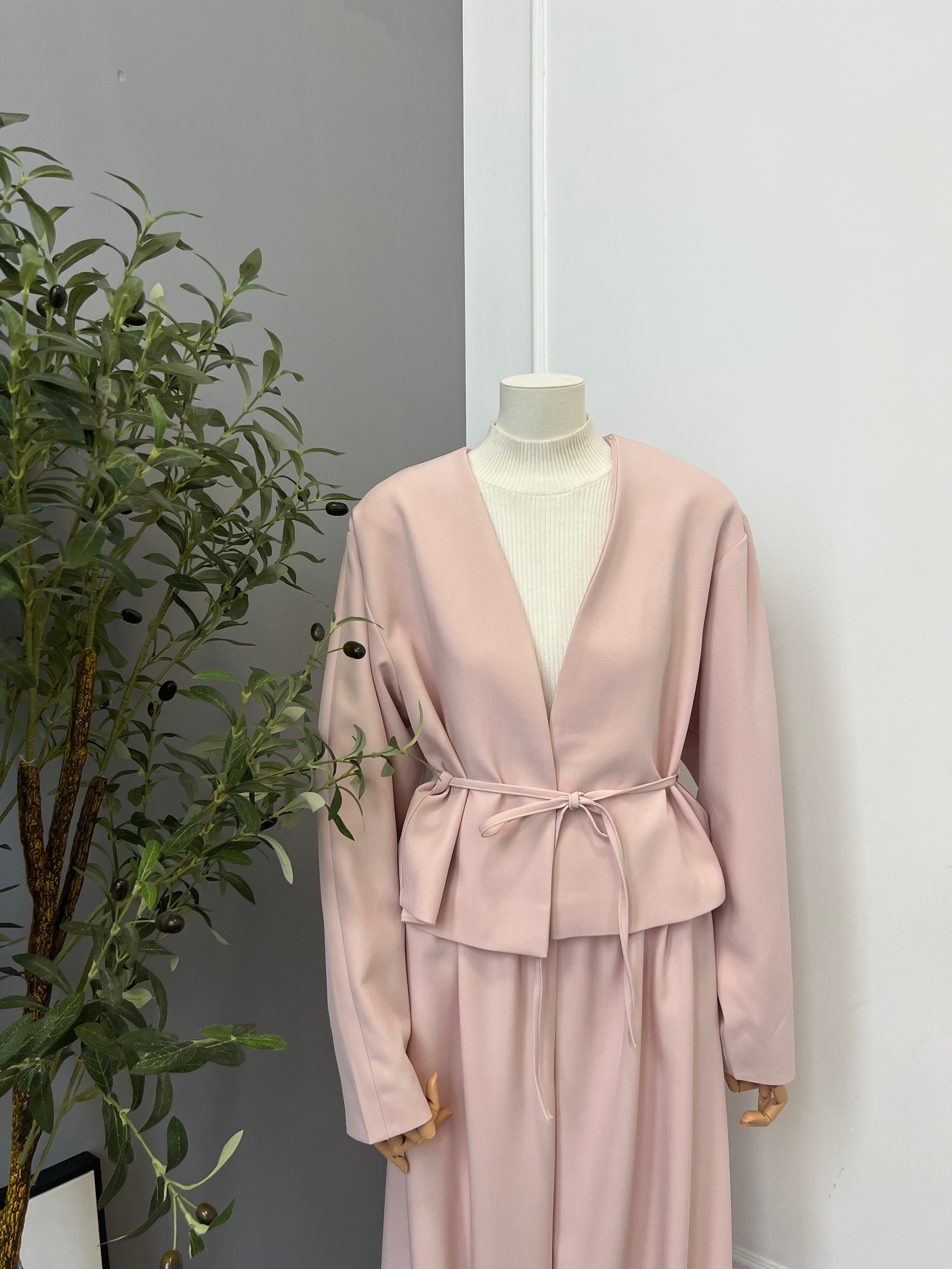 Костюм The Vibe жакет с пояском+брюки