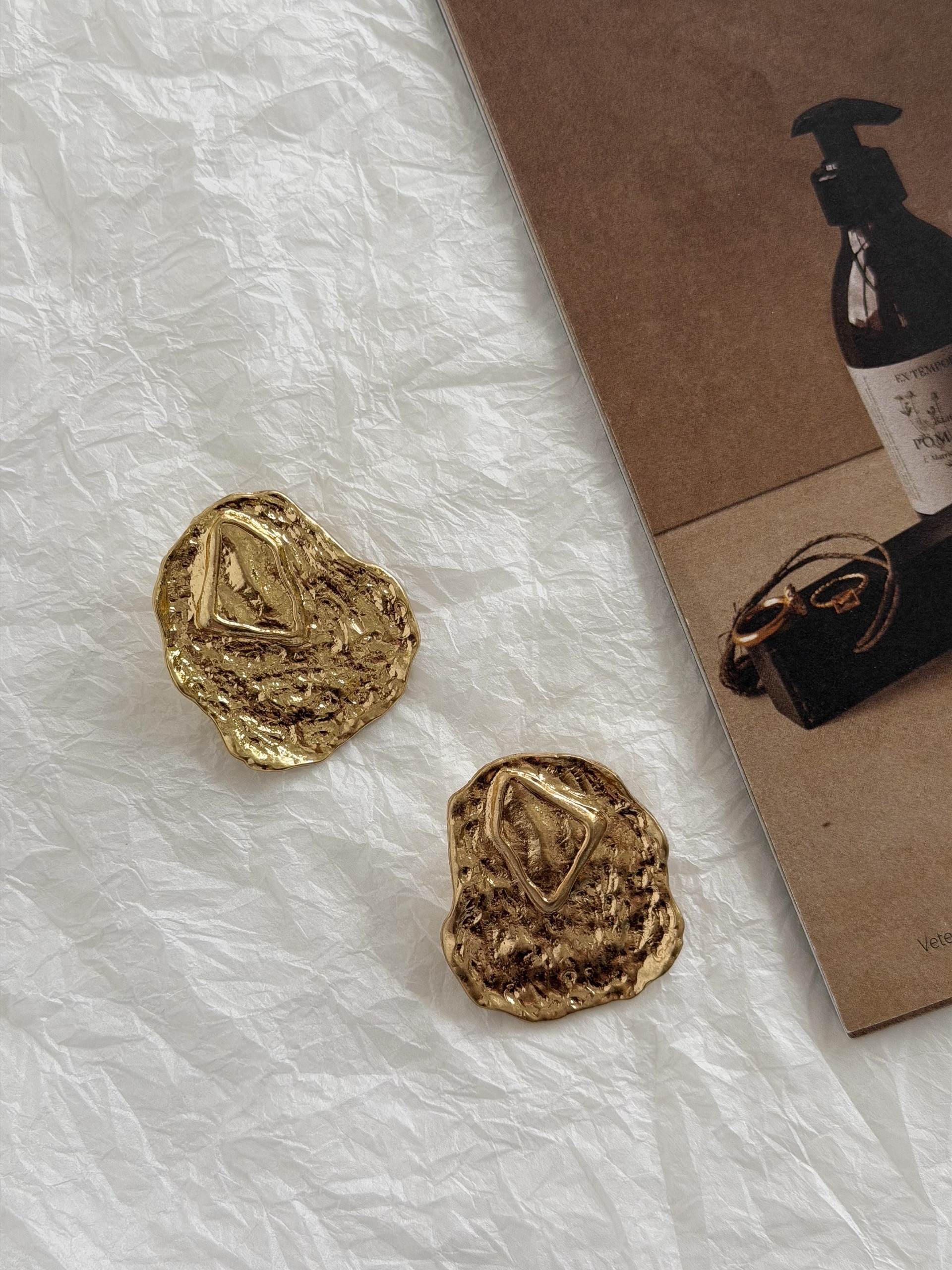 Серьги овал мятый внутри треугольник